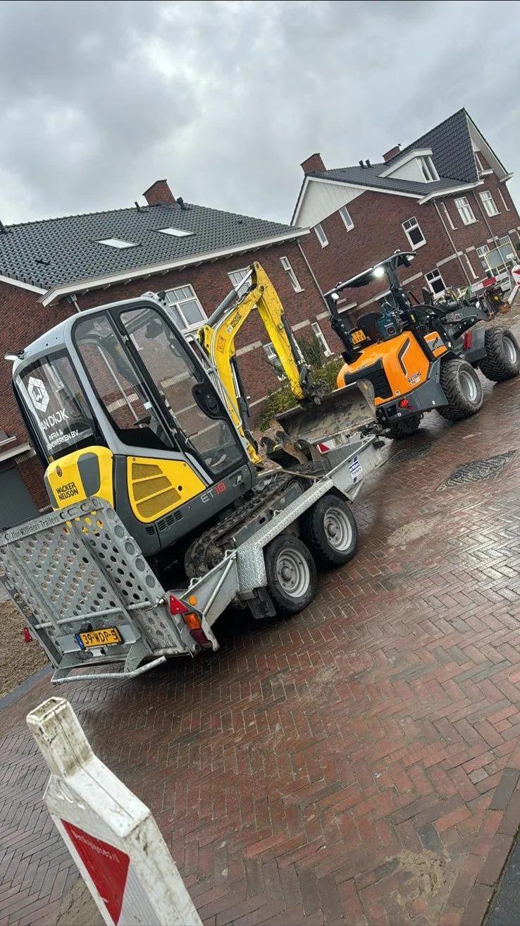 Minigraver op een transportwagen