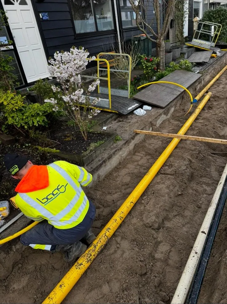 Medewerker legt kabels in het tracé