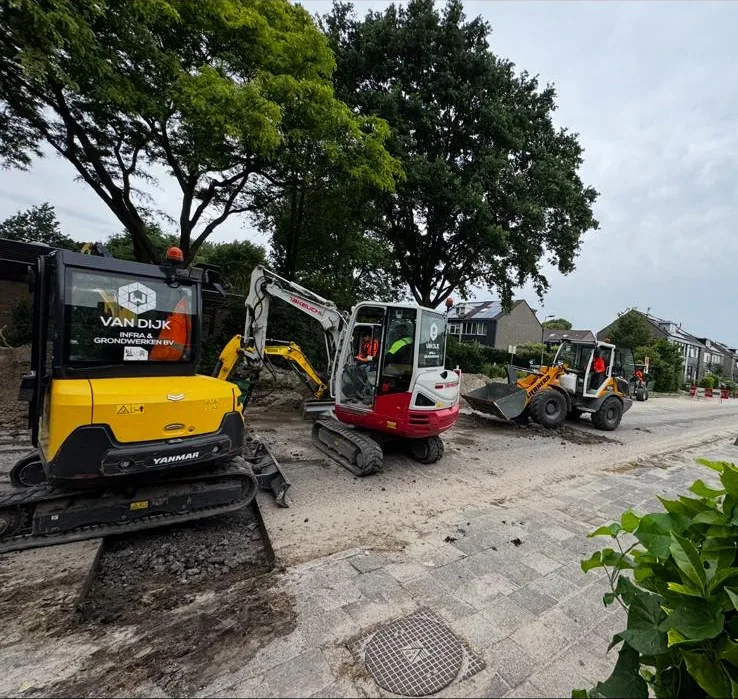 Minigraver op de werklocatie in een woonstraat