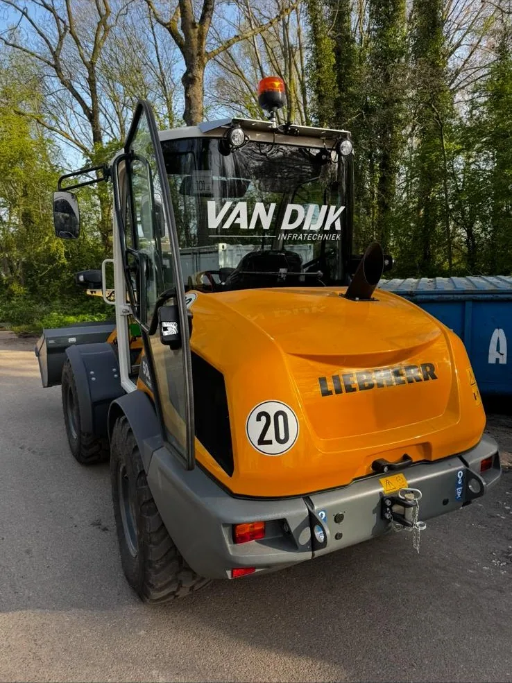 Shovel met Van Dijk-branding op de openbare weg